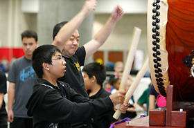 The low vibrating sound of the large wadaiko could be felt with every beat. It is a new experience for the student, feeling its power as he beats the wadaiko for the first time.