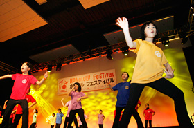 The little entertainers of Youth Theatre Japan, singing in English, will surely be successful on the international stage.