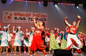 Members from the audience join on stage to dance along with SUGAREN dancers.
