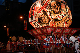 The relaxing rhythm of the sound of flutes and drums, and the cheering of "Yaayadoo"… can be heard throughout Waikiki.