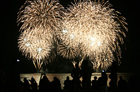 A continuous roar of cheers from the huge crowd on Waikiki Beach.