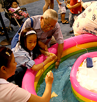 日本のお祭りにはかかせない金魚すくいをハワイの子供たちにも体験してもらいます。