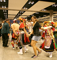 台湾の団体と一緒に踊る生徒