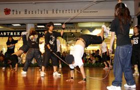 An exciting performance by the Double Dutch group from Japan, Ritsumeikan University dig up treasure. Spectators got on stage to challenge Double Dutch!