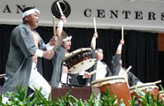 The crowd quickly gathered upon hearing the drums of JojimaRyujindaiko from Fukuoka.