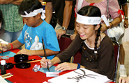 Children learn Japanese penmanship by viewing the samples