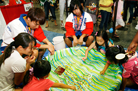 The technique of successfully catching the fish is to gently scoop with the paper net when the fish swims near the surface of the water.