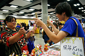 An attempt to learn how to play the bamboo percussion instrument from Taiwan. Looks a bit difficult.