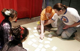 The attendees quickly grasped the rules of Karuta even though it was their first time to play the game. The Karuta teachers patiently explained the game.