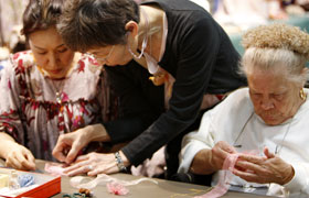 Attendees came from all over to learn how to make Temari.　