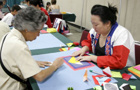 This participant learns how to make a box (quite easy) and then challenges the much more difficult frog.