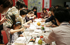 The popular Etegami Corner. Participants drew the fruits that were displayed in front of them.