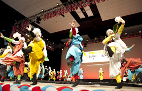 A joint performance by dancers from Japan  and Honolulu.