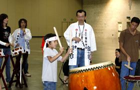 Beating the taiko powerfully so as not to lose to the huge Daija.