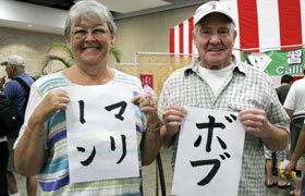 The couple, came from Canada, enjoys Ennichi.  They had their names written in Japanese.