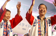 President of the Honolulu Festival Foundation Mr. Sugi and his wife enjoy Awaodori with the other participants