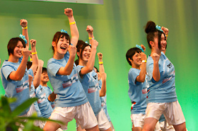 Sonoda Gakuen High School's girls dance with all their might.