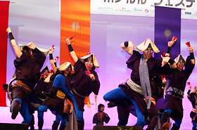 鳴子を鳴らしながら高知県土佐のよさこい節に合わせて踊るよさこい踊り。