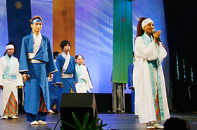 Kunitomo Suga (right) performing at the 17th Annual Honolulu Festival for her last time.