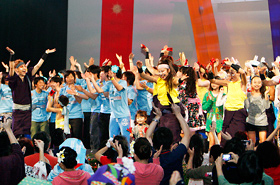 The audience joins in to dance Yosakoi.