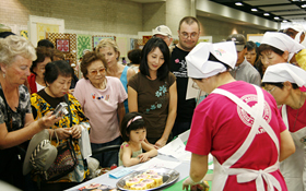 The ladies of Chiba Dentokyodoryori Kenkyukai demonstrated how to make futomaki… yum.