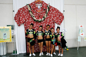 Hilo Hattie displays a gigantic aloha shirt… SIZE 400 XL! Chest measurement 4.3 m, waist 4.1 m, neck 1.5 m!