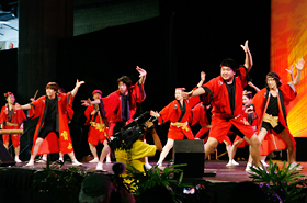 Everyone is surprised by the energetic voices. They are the Creative Dance Company "Takarabune."