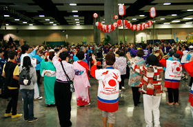 The dance circle around the YAGURA got larger and larger.