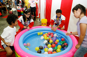 Children were having a bit of difficulty trying to get their yoyo balloon moving all over the place in the water.