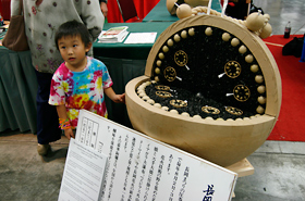 Look how large the firework shell is from Nagaoka in Niigata Prefecture. The smaller ones are neatly lined up in the interior of the firework.