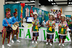 台湾のブースでは台湾を紹介した展示や歌と踊りを披露。カラフルな衣装が人目をひきます。