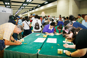 There are always many who hope to win door prizes at the Honolulu Festival. The Grand Prize is an overnight stay at a resort hotel. Other prizes are logo items.