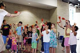 The students imitated the moves of the SUGAREN dancers.