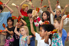 The children were serious about mastering the Yosakoi although it was their first time.