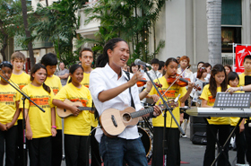 Dai Hirai of Japan and the children of Niu Valley Middle School Concert Band perform.