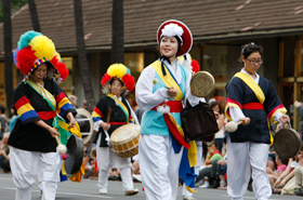 The folk music and dance of Korea performed by The Korean Traditional Music Association of Hawaii. Their taiko and dora (small gong) resonate.