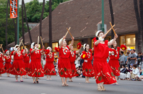 Members of the NHK Mito Komaki Kei Hula Halau brighten up the parade with their red costumes and exuberant smiles.