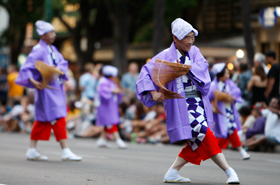 Oedo Tamasudare group show their techniques of creating many designs with their sudare. This is a traditional form of Japanese street entertainment.