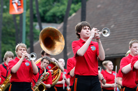 The experienced Hellgate High School Band from Montana has participated in many  parades. And now, the Honolulu Festival!