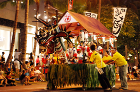 The Chibikko Honolulu Daijayama made by local volunteers debuts at the Honolulu Festival for the first time.