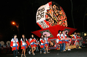 The Hirosaki Neputa is paraded with the support of volunteers. The gallant faces painted on the lantern shines in the darkness.