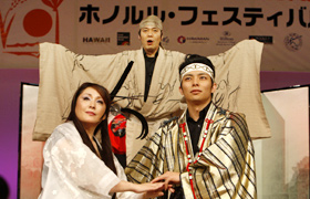 Manzo portrays Touroku in Tenshumonogatari.  His dignified voice can be heard across the performance area.