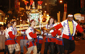The students of Baldwin High School carried their Mikoshi at the Grand Parade.