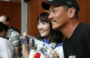 Momoi takes a picture with her new fan.  Please come back to Hawaii and perform for us!