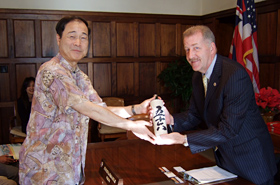 Visiting Mayor of Honolulu Peter Carlisle