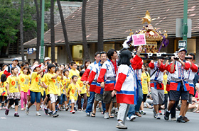 The mikoshi is a must in any Japanese matsuri. Wasshoi wasshoi! Hawaii's kids shout loud and clear, creating a terrific matsuri atmosphere for all to enjoy.