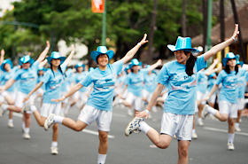 毎回100名を超える人数で参加の園田学園ｌ高等学校の皆さん。今年も元気いっぱいのパフォーマンスを見せてくれました。