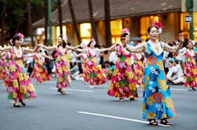 プアナ二小林フラスクールの皆さん。フラの本場ハワイで踊れることを楽しみに練習に励んできたそうです。