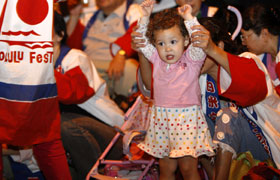 See, the little girl is dancing the awa odori. She is going to the join Tonosama Ren when she grows up!