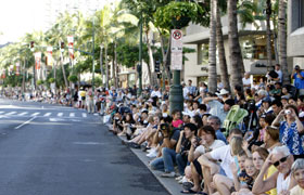 The spectators lined up waiting for the Grand Parade to start. Kalakaua Avenue was packed with parade spectators.